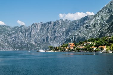Dobrota kasabasında güneşli gün Kotor Körfezi