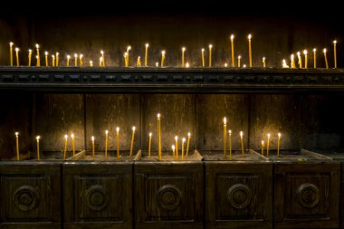 Yanan mumlar eski şehir Aziz Nikolaos Kilisesi