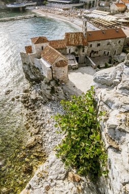 Plaj ve Budva eski şehir surları görüntülemek