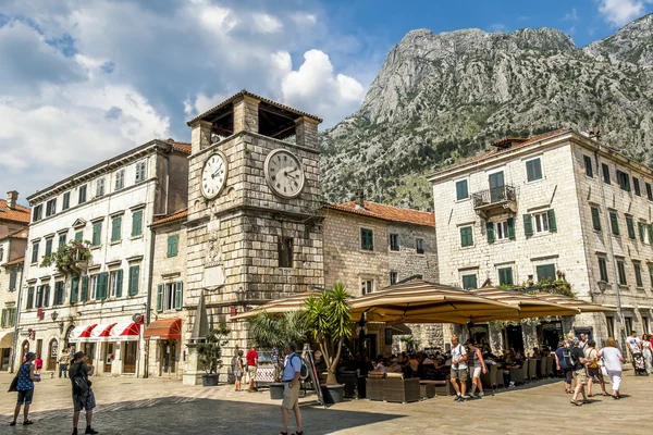 在旧的 Kotor.Montenegro 小镇的广场上的钟楼 — 图库照片