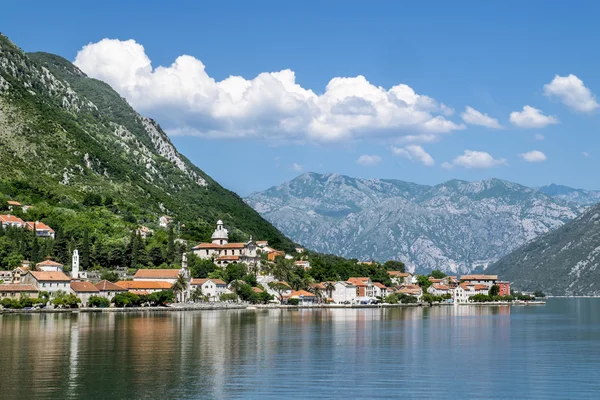 Igreja nas montanhas em torno da cidade Prcanj na baía de Kotor — Fotografia de Stock