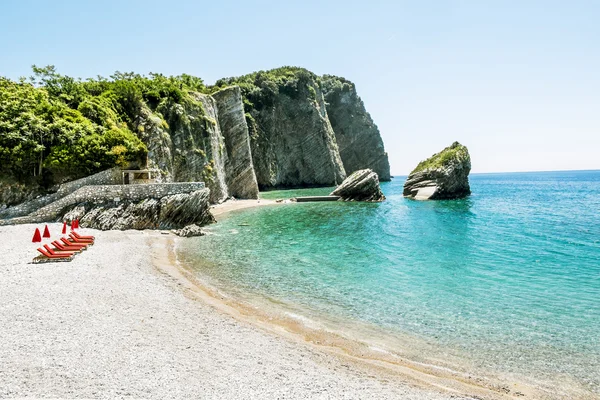 Plaj ve uçuruma Budva'nın St. Nicholas Adası üzerinde,