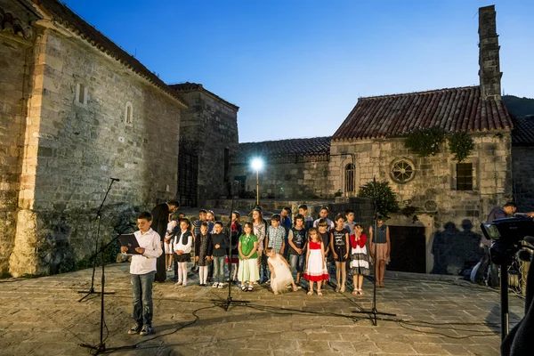 Children's Choir performs at Pentecost in the old town of Budva, — Stock Photo, Image