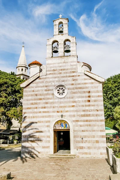 Православная церковь Святой Троицы в старом городе Будва — стоковое фото