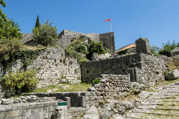 Kale bardaki eski şehir, Karadağ'ın bir yaz gününde — Stok fotoğraf