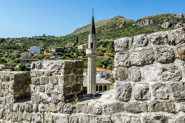 Mezquita cerca del casco antiguo de Bar en Montenegro en un día de verano —  Fotos de Stock