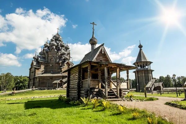 Zabytek architektury drewnianej Pokrovsky cmentarz w St.; P — Zdjęcie stockowe