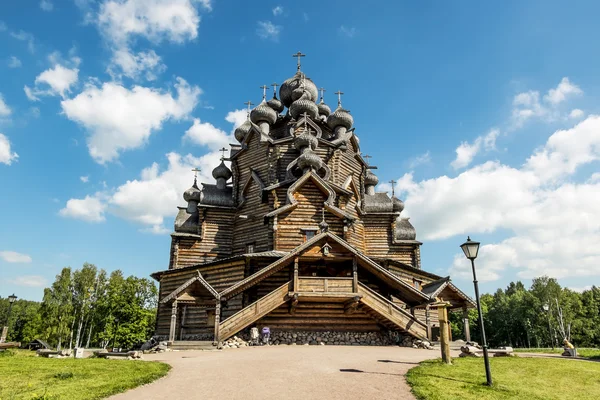 Памятник деревянной архитектуры Покровского кладбища в Санкт-Петербурге — стоковое фото