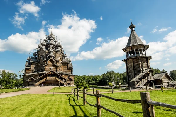 Zabytek architektury drewnianej Pokrovsky cmentarz w St.; P — Zdjęcie stockowe