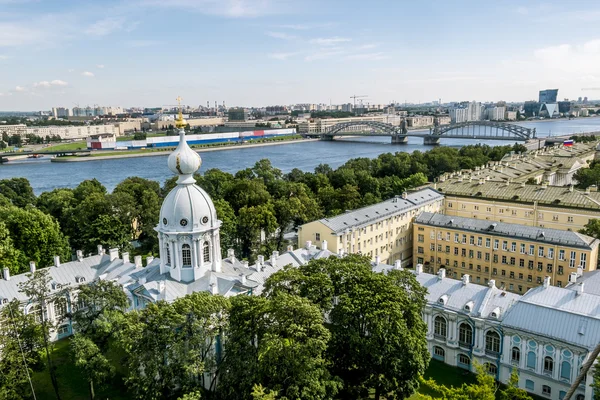 A harangláb a Szmolnij katedrális St. Petersburg-ban Kilátás — Stock Fotó