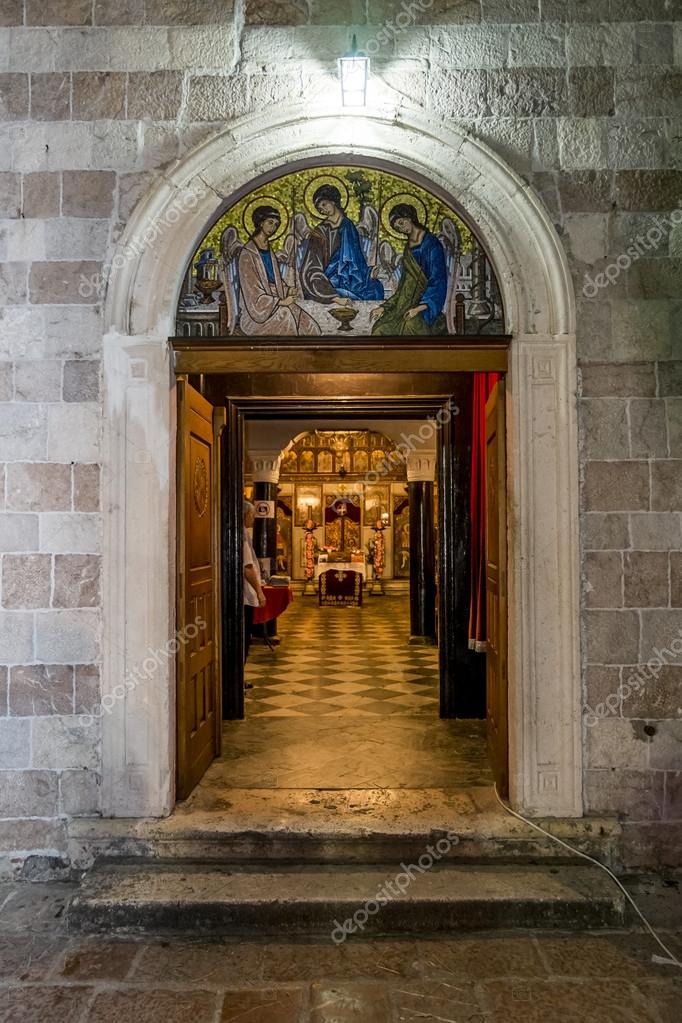 Puertas e interior de la iglesia de la Santísima Trinidad en la antigua