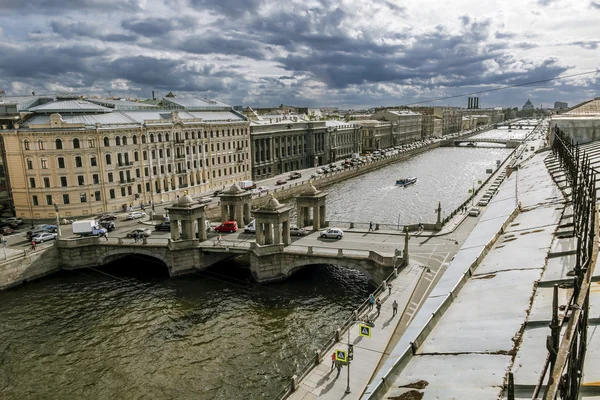 A vista para a ponte de Lomonosov sobre o rio Fontanka em — Fotografia de Stock