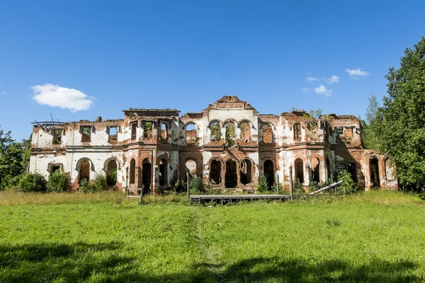 The ruins of the Gostilitskiy Palace and Park ensemble in the L — Stock Photo, Image