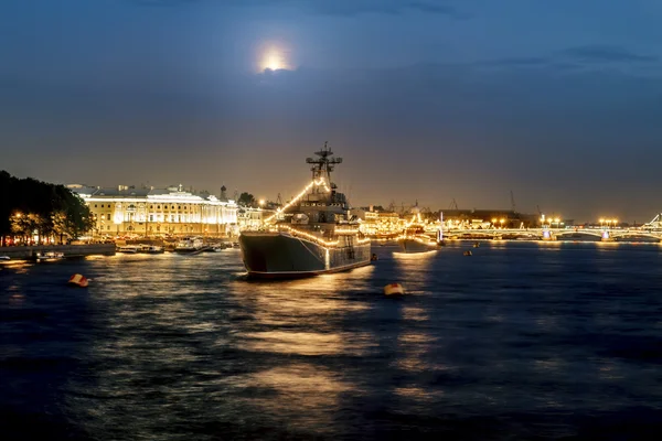 Warships in the waters of the Neva River in St. Petersburg at ev — Stock Photo, Image