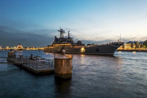 Warships in the waters of the Neva River in St. Petersburg at ev — Stock Photo, Image
