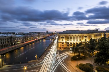 Çatı görünümü akşam hasta, St. Petersburg Fontanka Nehri üzerinde