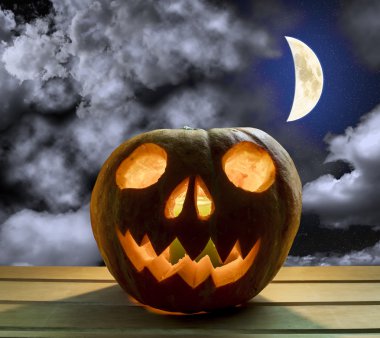 Arka plan gökyüzü moon ile Cadılar Bayramı için kabak başına