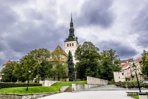 Церковь Святого Николая в старом городе Таллинна — стоковое фото