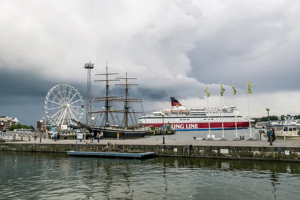 The departure of Viking line ferry from the pier in the port of — Stock Photo, Image