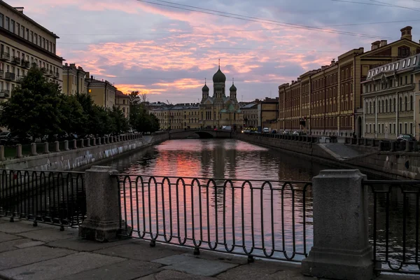 Iglesia de San Isidoro en San Petersburgo al atardecer . —  Fotos de Stock