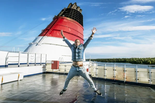 O homem no salto posa no convés superior da balsa "Gabrie — Fotografia de Stock