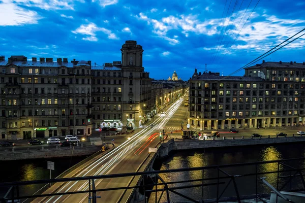 Izmailovskiy Avenue et le pont sur la rivière Fontanka à — Photo