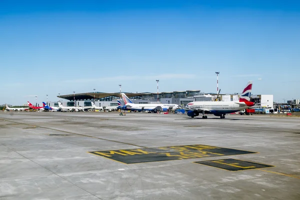 Start-en landingsbaan met het vliegtuig op de Luchthaven Poelkovo in St. Petersburg.R — Stockfoto
