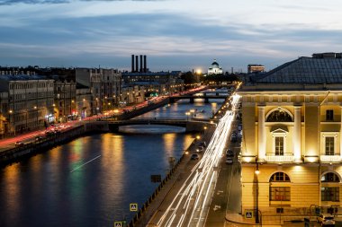 Çatı görünümü akşam hasta, St. Petersburg Fontanka Nehri üzerinde