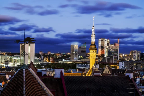 Utsikt över den vackra kväll panoramat av gamla Tallinn i ljus — Stockfoto