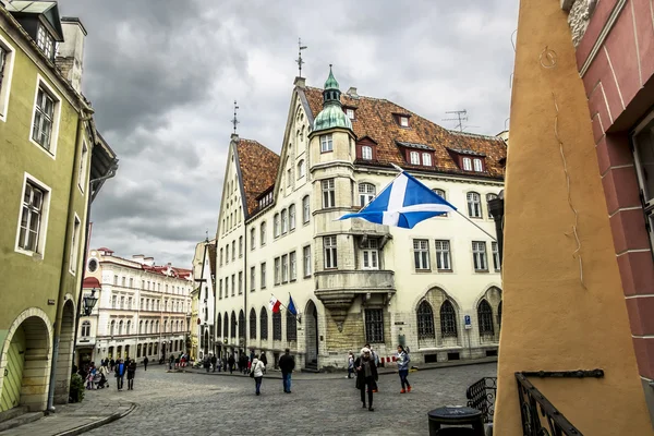 Vistas de las estrechas calles del antiguo Tallin .Estonia . — Foto de Stock