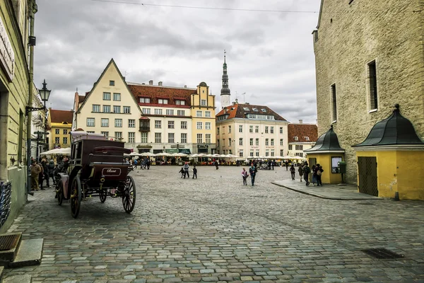 Vista del ayuntamiento y la plaza del ayuntamiento en la antigua Tallinn.Estoni — Foto de Stock