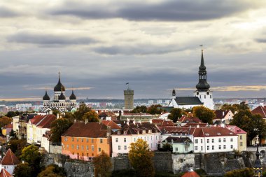 Gün batımında, Estonya eski Tallinn manzaraları görmek