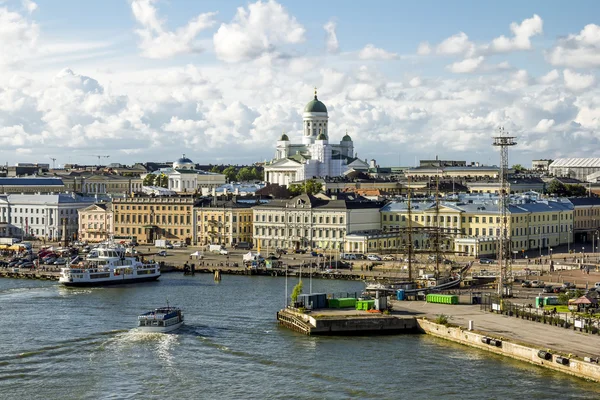 Shoppingområdet och piren i Helsingfors hamn. Finland. — Stockfoto