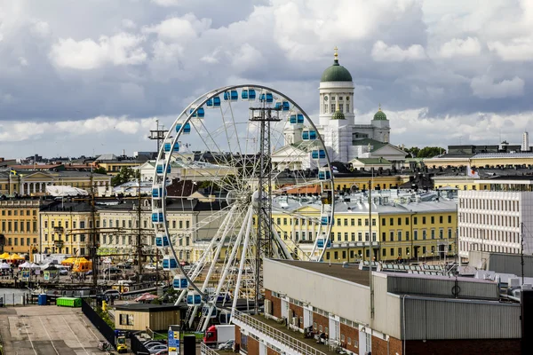 Weergave van het reuzenrad en de kathedraal in Helsinki.Finland. — Stockfoto