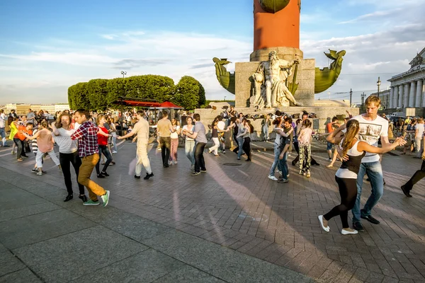 The townspeople are dancing near the Rostral columns in St. Pete — Stock Photo, Image
