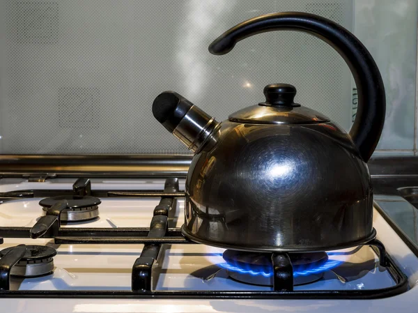 The kettle boils and releases steam on a gas stove — Stock Photo, Image