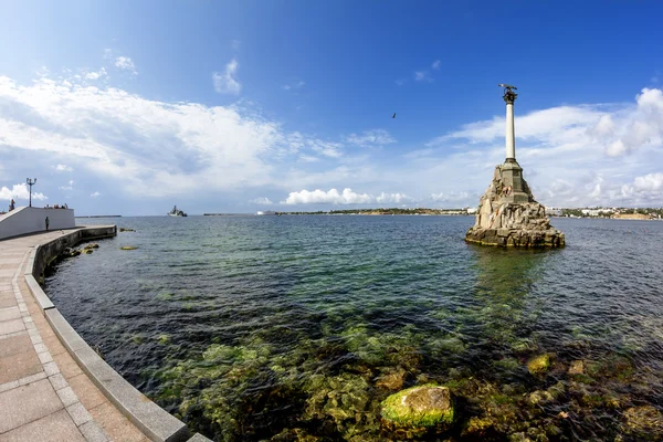 Das Denkmal für die versenkten Schiffe im Hafen von Sewastopol — Stockfoto
