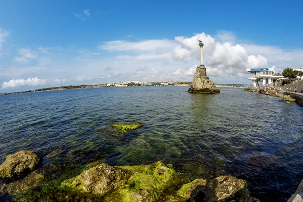 The monument to the scuttled ships in the port of Sevastopol. Cr — Stock Photo, Image