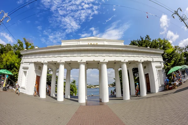 Kolonáda hrabě přístavního mola v přístavu Sevastopol. Krym. — Stock fotografie