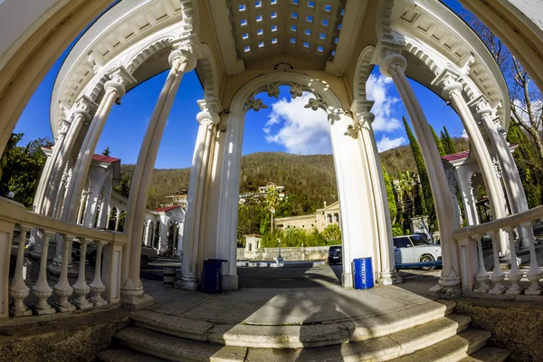 De colonnade en de kade in Gagra, Abchazië, Kaukasus — Stockfoto