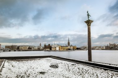 Riddarholmen ve Gamla Stan Kungsholmen Adası üzerinden görünümü 