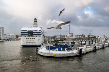 Ferry terminal Vartahamn kışın Stockholm. İsveç.