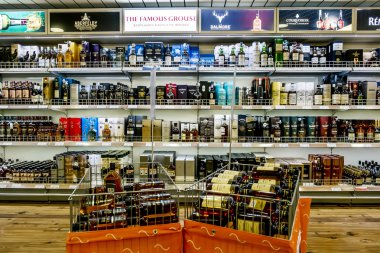 Alkol feribot Tallink duty free mağazasında vitrinler