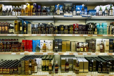 Alkol feribot Tallink duty free mağazasında vitrinler