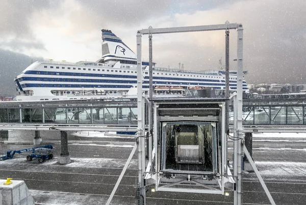Паромный терминал Vartahamn в Стокгольме в снежную погоду, Swed — стоковое фото