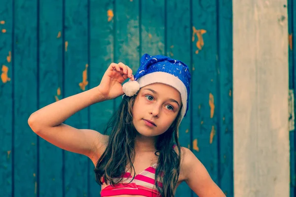 Niño Está Jugando Con Sombrero Santa Claus Feliz Niña Sombrero — Foto de Stock