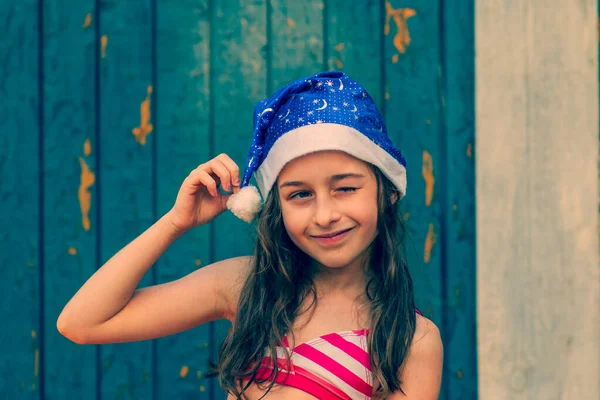 Copil Joacă Pălărie Moş Crăciun Fetiță Fericită Pălăria Moș Crăciun — Fotografie, imagine de stoc