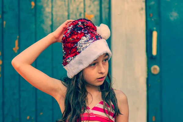 Uma Criança Está Brincando Com Chapéu Papai Noel Menina Pequena — Fotografia de Stock