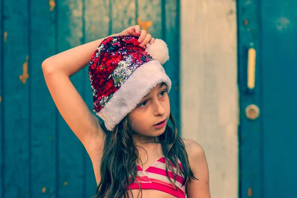 Niño Está Jugando Con Sombrero Santa Claus Feliz Niña Sombrero —  Fotos de Stock