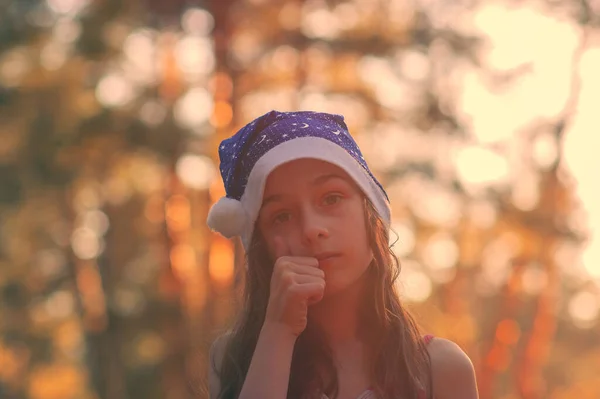 Uma Criança Está Brincando Com Chapéu Papai Noel Menina Pequena — Fotografia de Stock